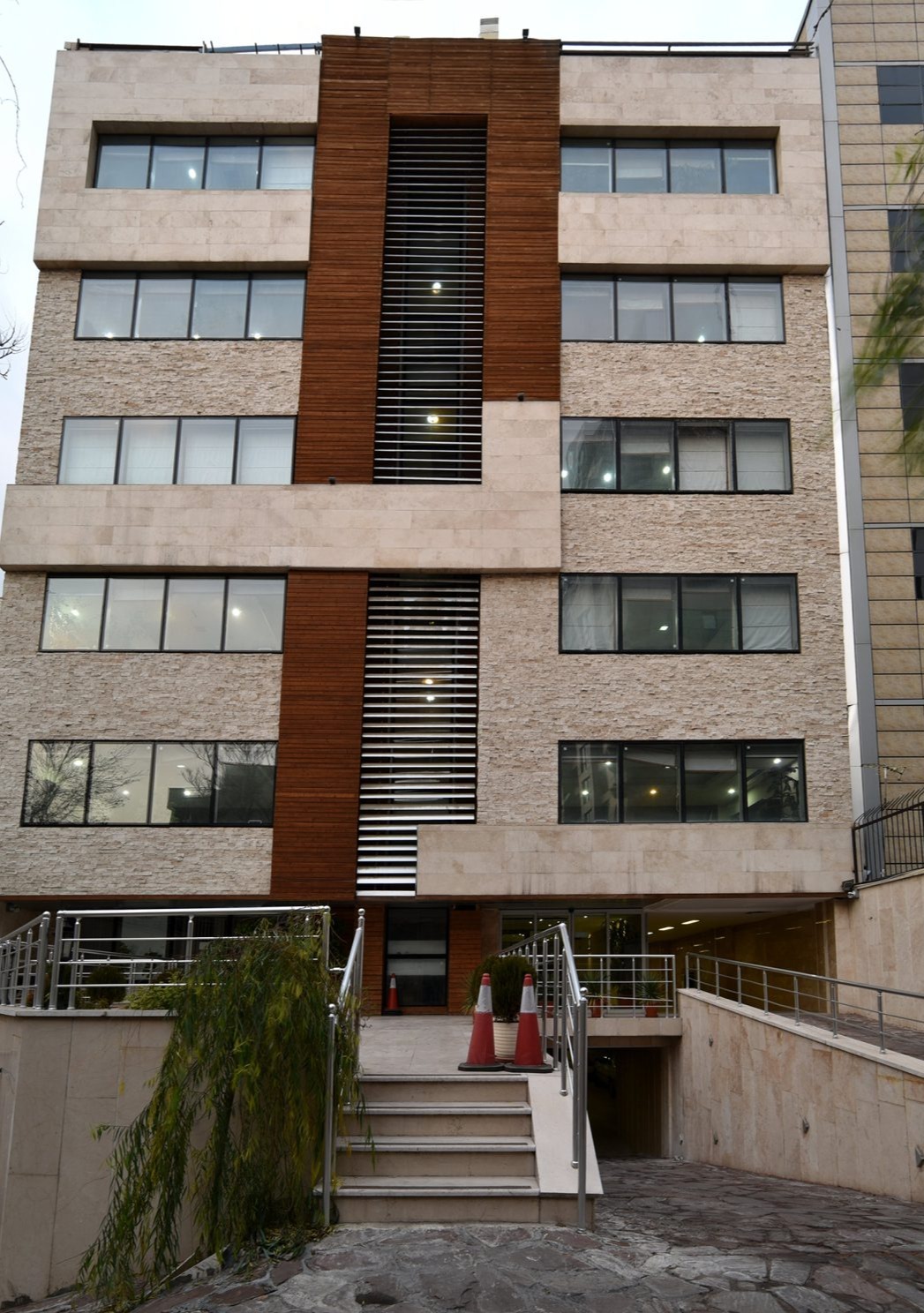 ساختمان اداری کاج آبادی